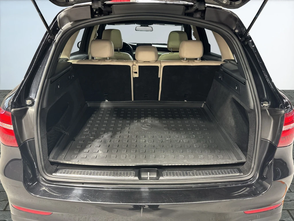 Mercedes-Benz GLC 300 4MATIC* AMG-LINE* PANOROOF* REAR-CAMERA* , снимка 12 - Автомобили и джипове - 54634033