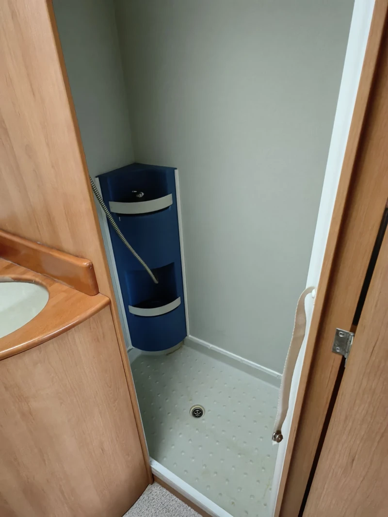 Кемпер Euramobil 635 LS, снимка 12 - Каравани и кемпери - 53185066