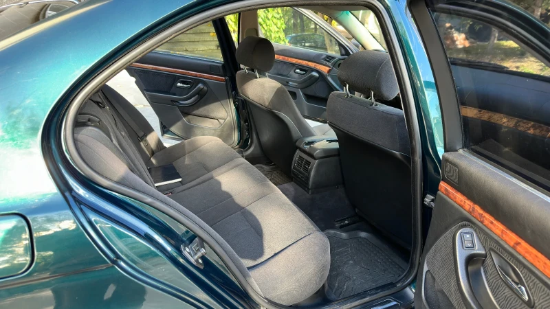BMW 523 Газ. Инжек. / Автоматик, снимка 12 - Автомобили и джипове - 52339365