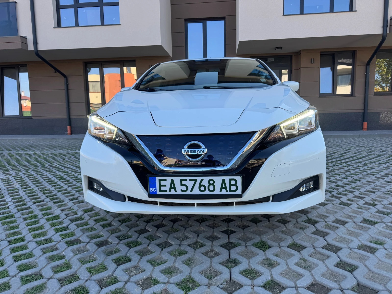 Nissan Leaf  360* камери* дистроник, снимка 2 - Автомобили и джипове - 56648667
