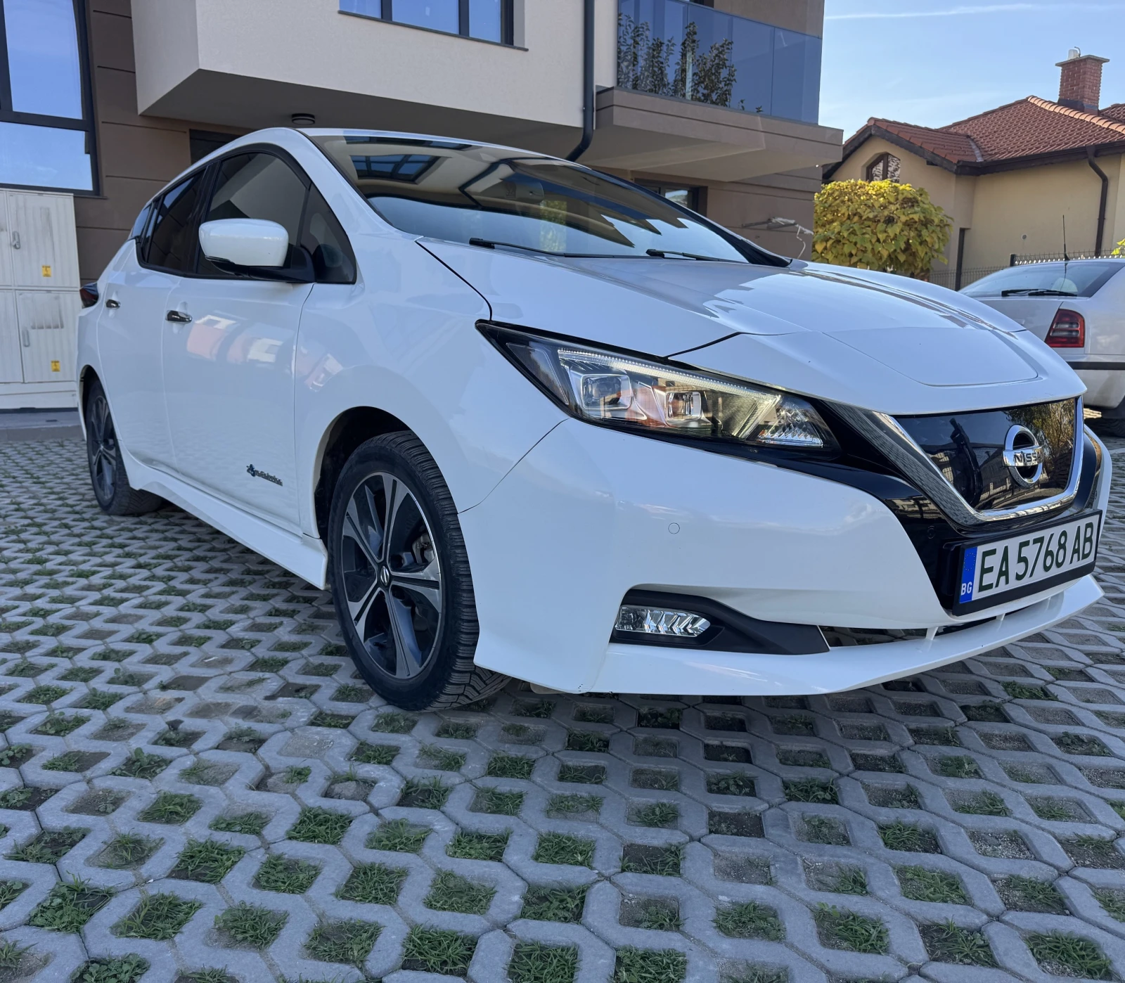 Nissan Leaf  360* камери* дистроник