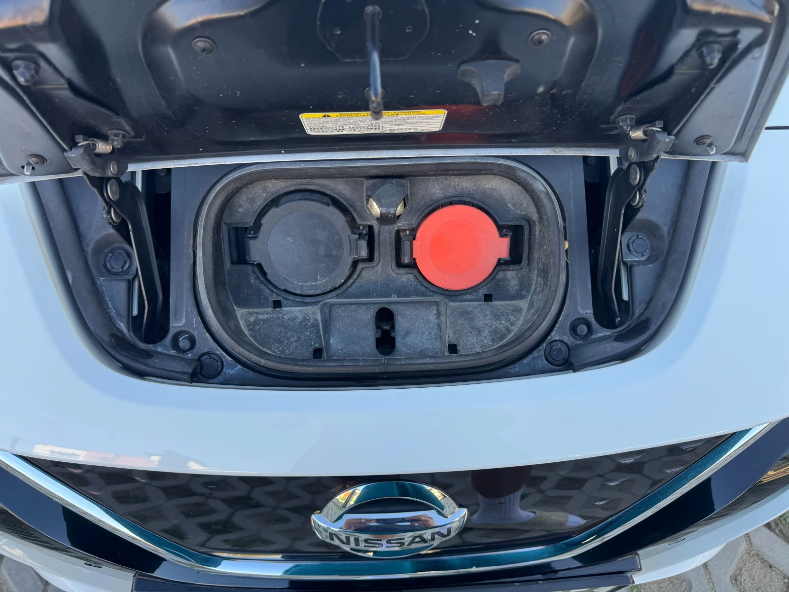 Nissan Leaf  360* камери* дистроник, снимка 16 - Автомобили и джипове - 56648667