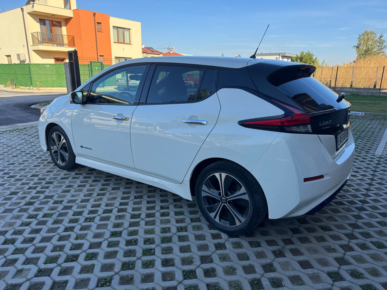 Nissan Leaf  360* камери* дистроник, снимка 4 - Автомобили и джипове - 56648667