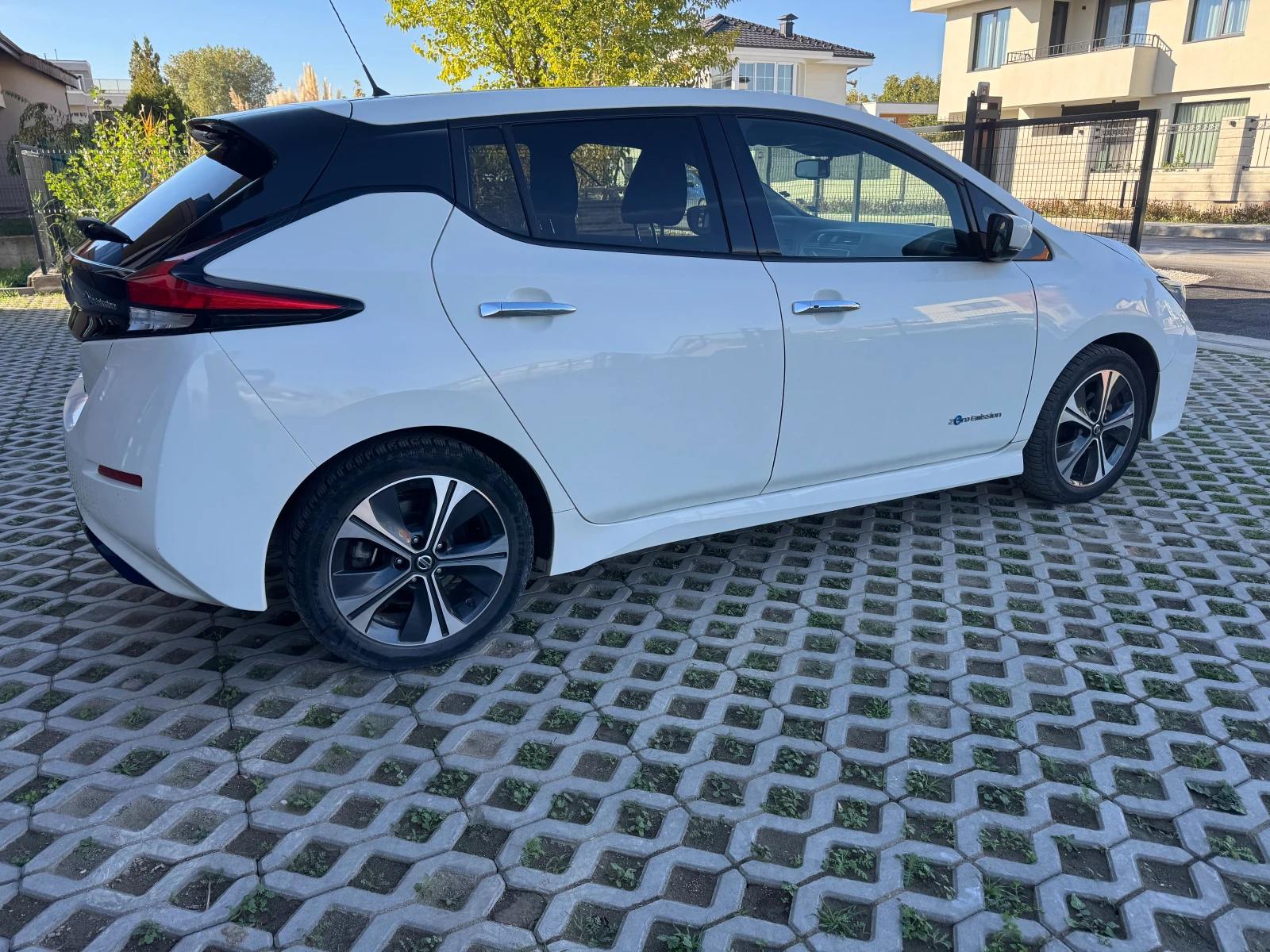 Nissan Leaf  360* камери* дистроник, снимка 6 - Автомобили и джипове - 56648667