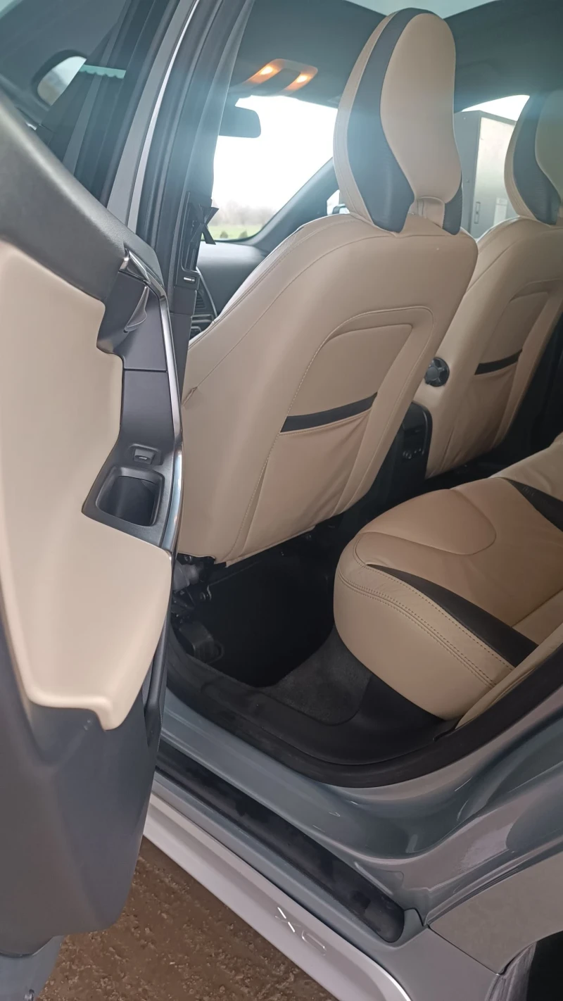 Volvo XC60 T6, R-DESIGN, снимка 6 - Автомобили и джипове - 52975941