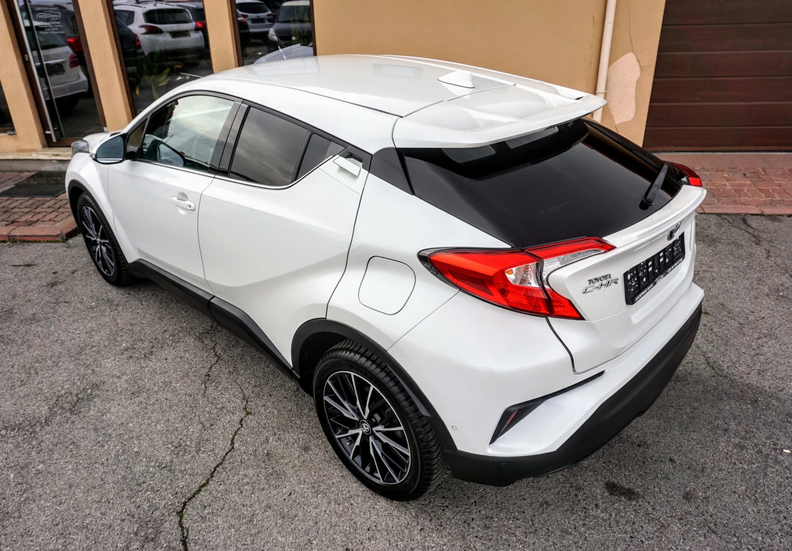 Toyota C-HR 1.8H LOUNGE E-CVT * DISTRONIC* * LANE ASSIST*  - изображение 4