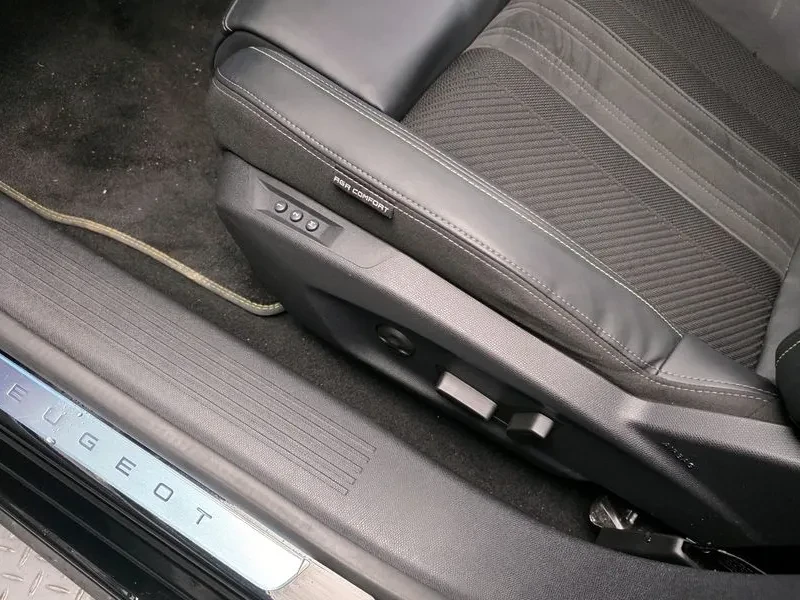 Peugeot 308 1.5 BLUEHDI GT, снимка 13 - Автомобили и джипове - 54764436