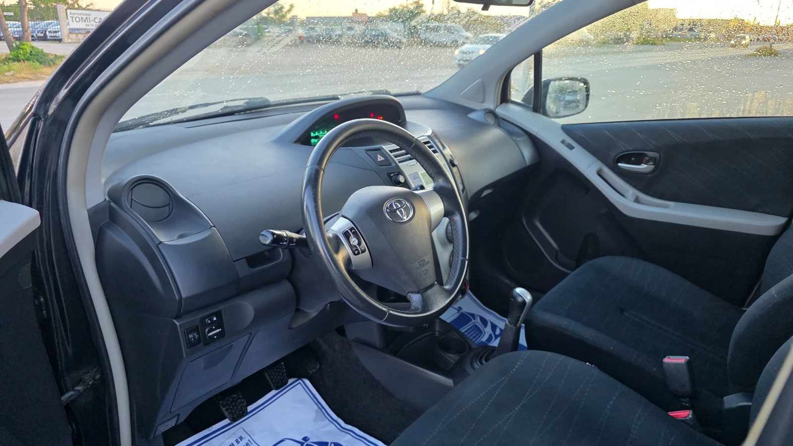 Toyota Yaris БЕЗУПРЕЧНА , снимка 7 - Автомобили и джипове - 54715712