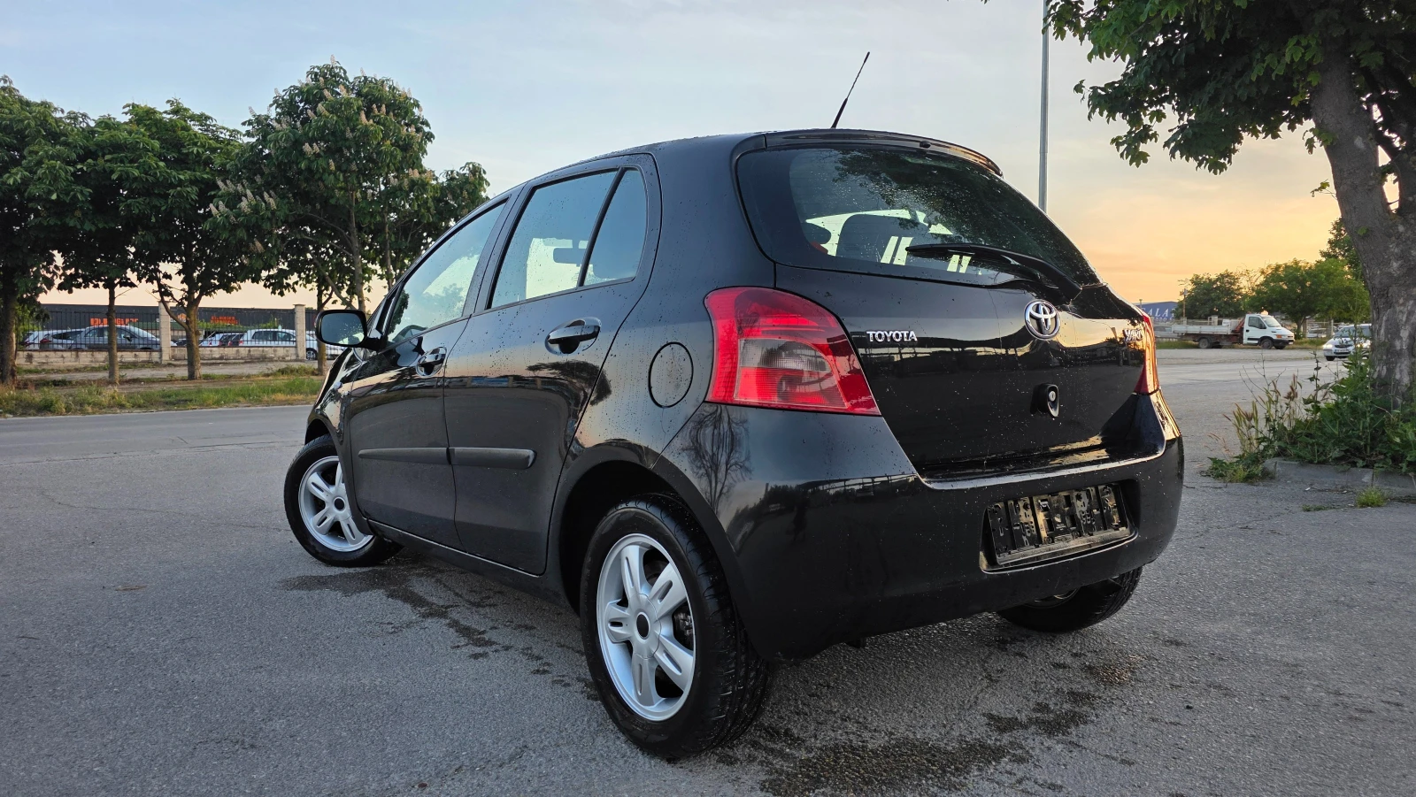 Toyota Yaris БЕЗУПРЕЧНА , снимка 5 - Автомобили и джипове - 54715712