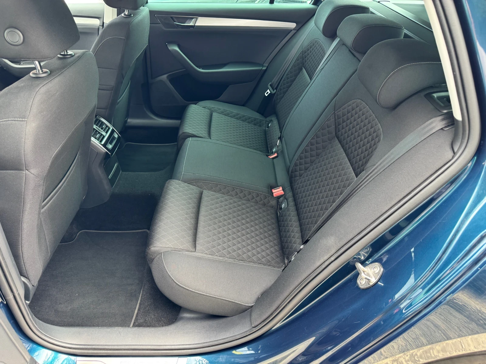 Skoda Superb 2.0 TDI, снимка 12 - Автомобили и джипове - 55873799