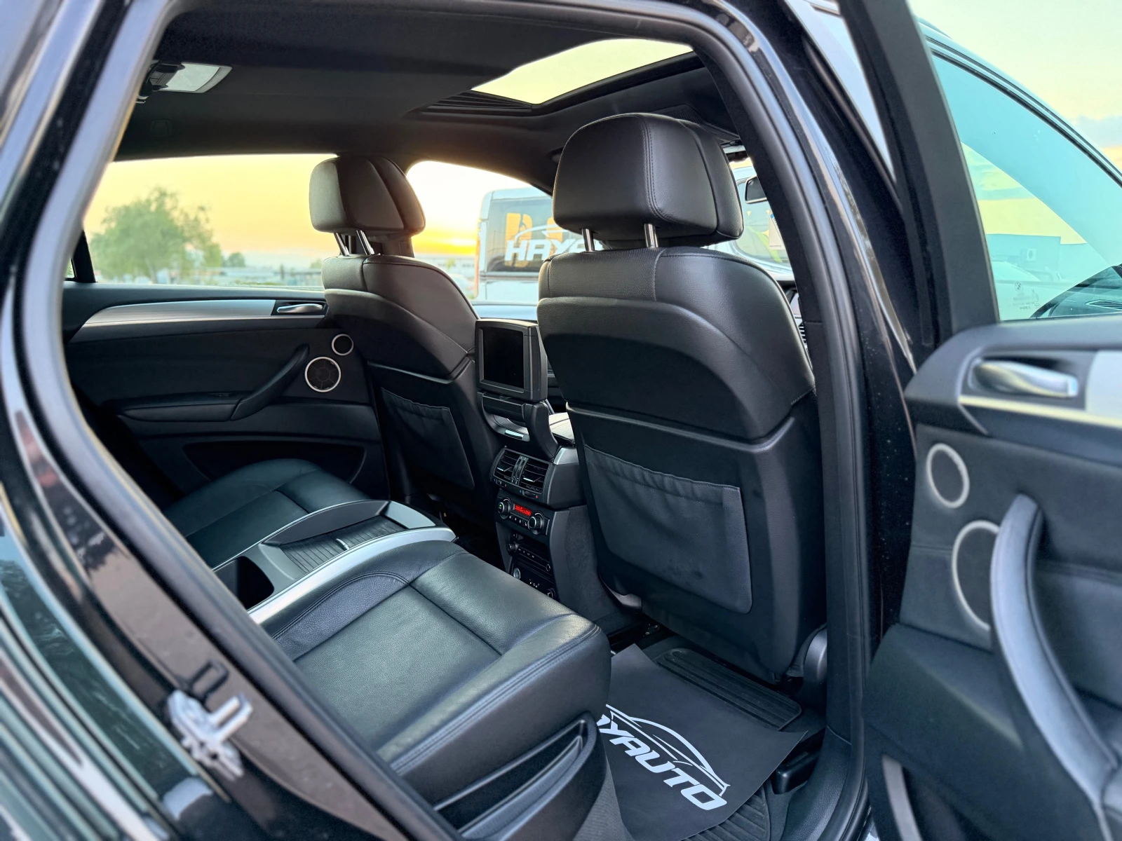 BMW X6 40d= xDrive= M-performance= Distronic= Face= 360* , снимка 12 - Автомобили и джипове - 54440901