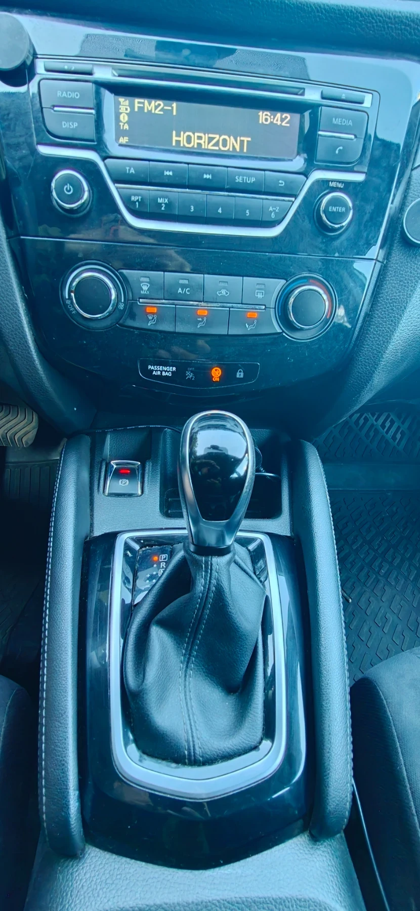 Nissan Qashqai 1.7 Diesel 4x4 Automatic, снимка 8 - Автомобили и джипове - 56340209