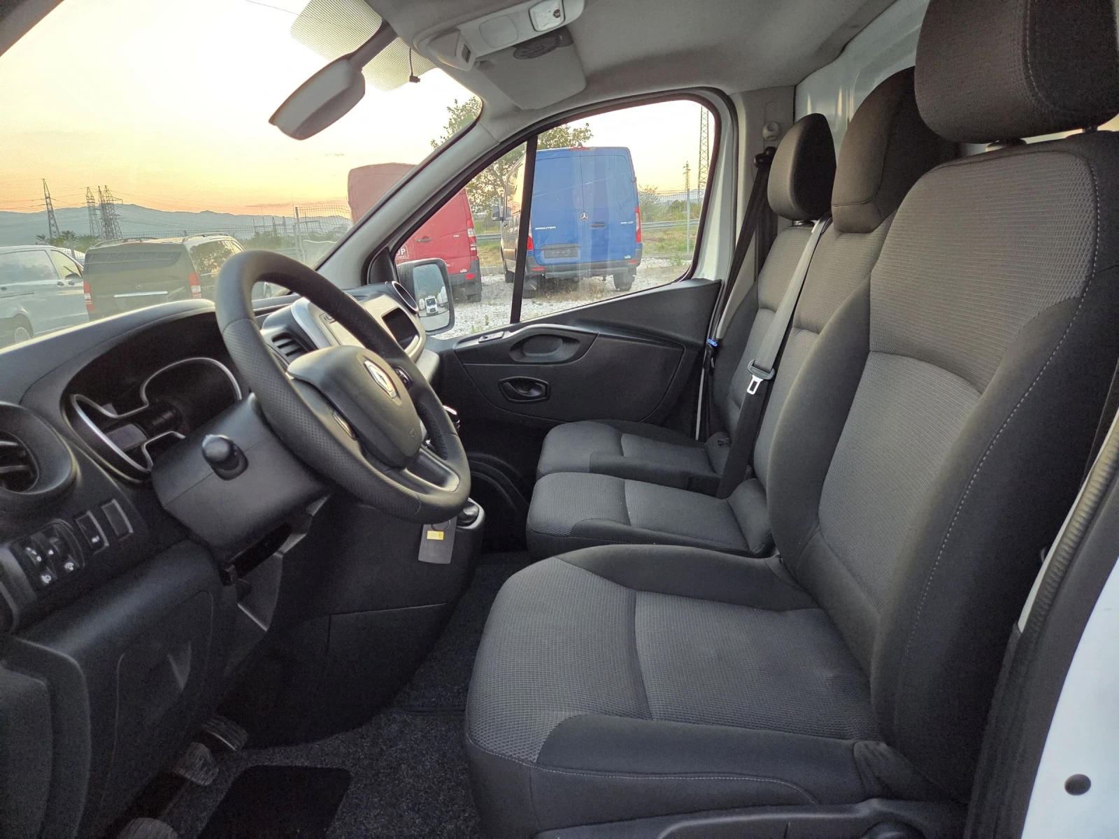 Renault Trafic DCI, ХЛАДИЛЕН, КЛИМАТИК, ЕВРО 6 - изображение 9
