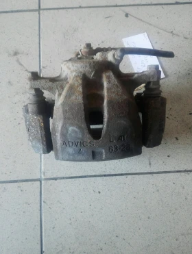Спирачен апарат преден ляв Тойота Рав4 2.0Б 07г.