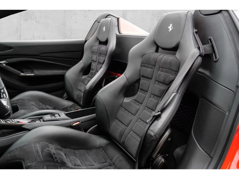 Ferrari F8 Carbon, снимка 16 - Автомобили и джипове - 52295359