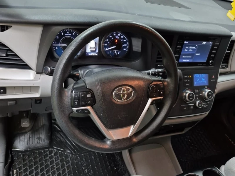 Toyota Sienna * LE * CARFAX * БЕЗ ПЪРВОНАЧАЛНА ВНОСКА, снимка 9 - Автомобили и джипове - 53095429