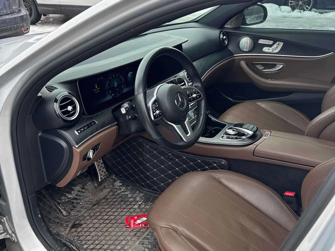 Mercedes-Benz E 300 * 4MATIC * BURMESTER * ХЕД ЪП * 360 * , снимка 5 - Автомобили и джипове - 53918262