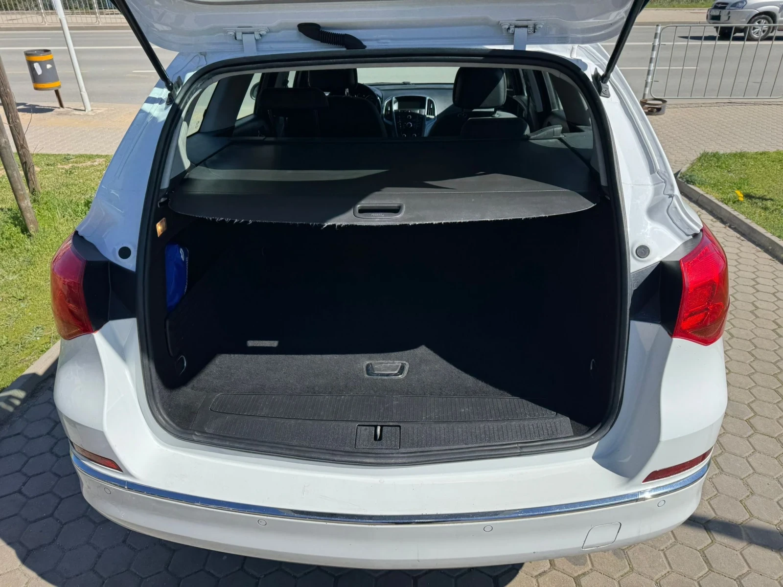 Opel Astra 1.6CDTi, снимка 14 - Автомобили и джипове - 54136207