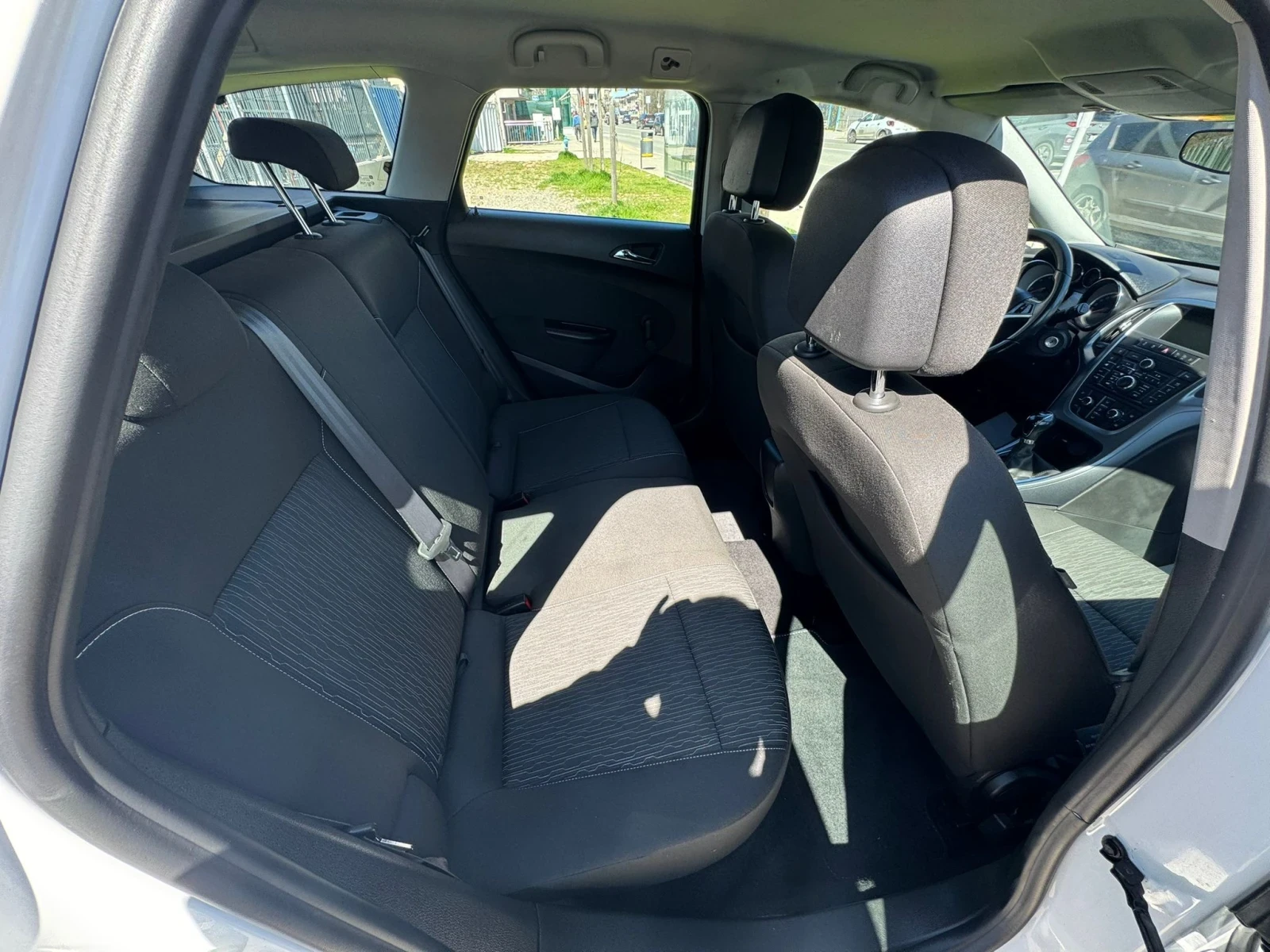 Opel Astra 1.6CDTi, снимка 12 - Автомобили и джипове - 54136207