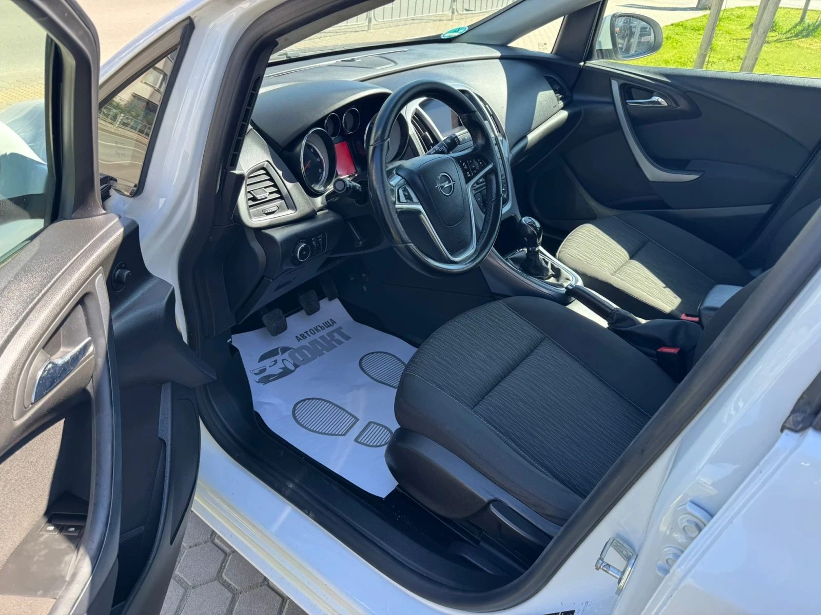 Opel Astra 1.6CDTi, снимка 8 - Автомобили и джипове - 54136207