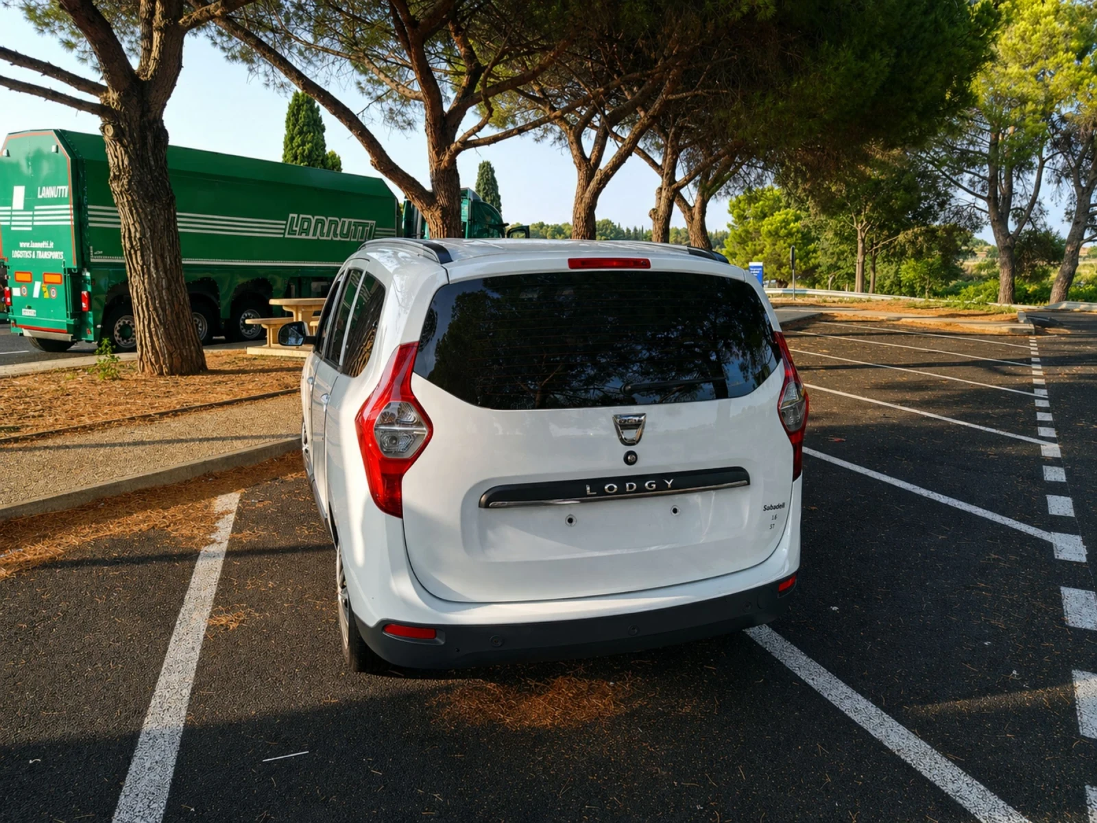 Dacia Lodgy 1.6 lpg 7 места, снимка 2 - Автомобили и джипове - 54329903