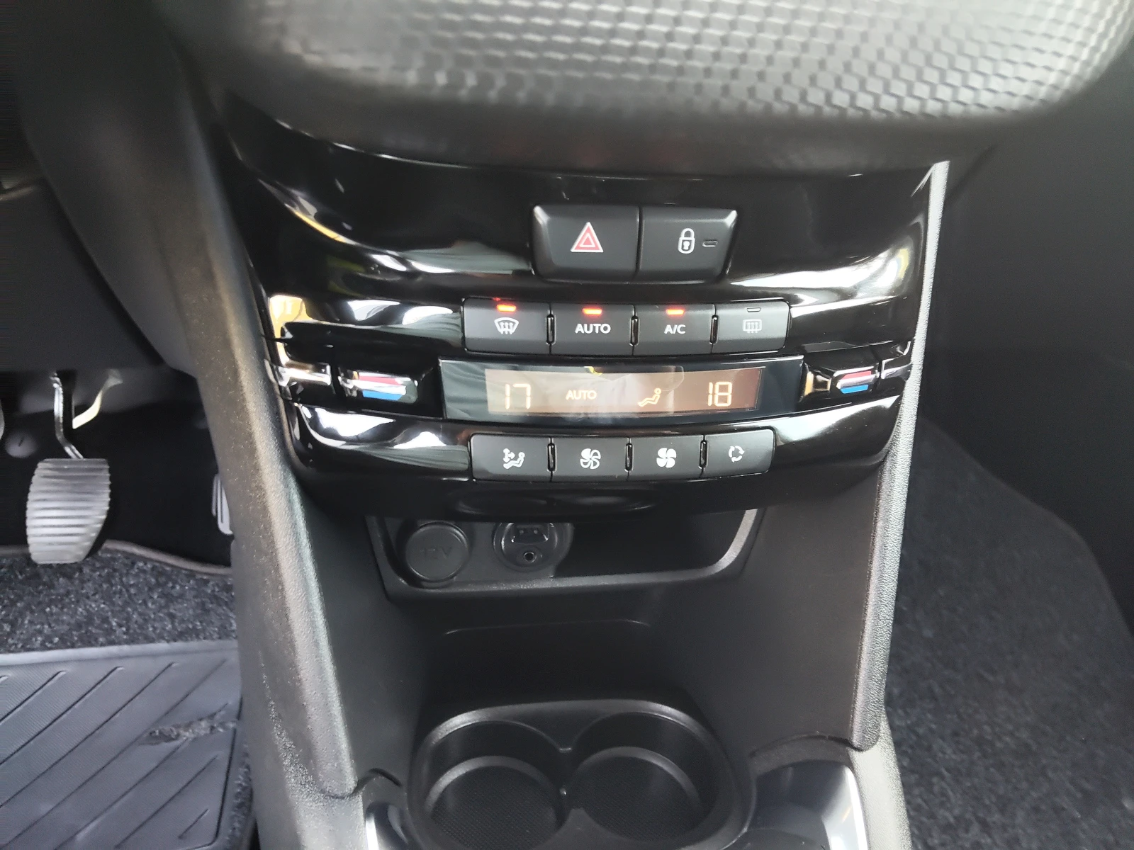 Peugeot 208 1, 2i 82ps ALLURE, снимка 12 - Автомобили и джипове - 55223730