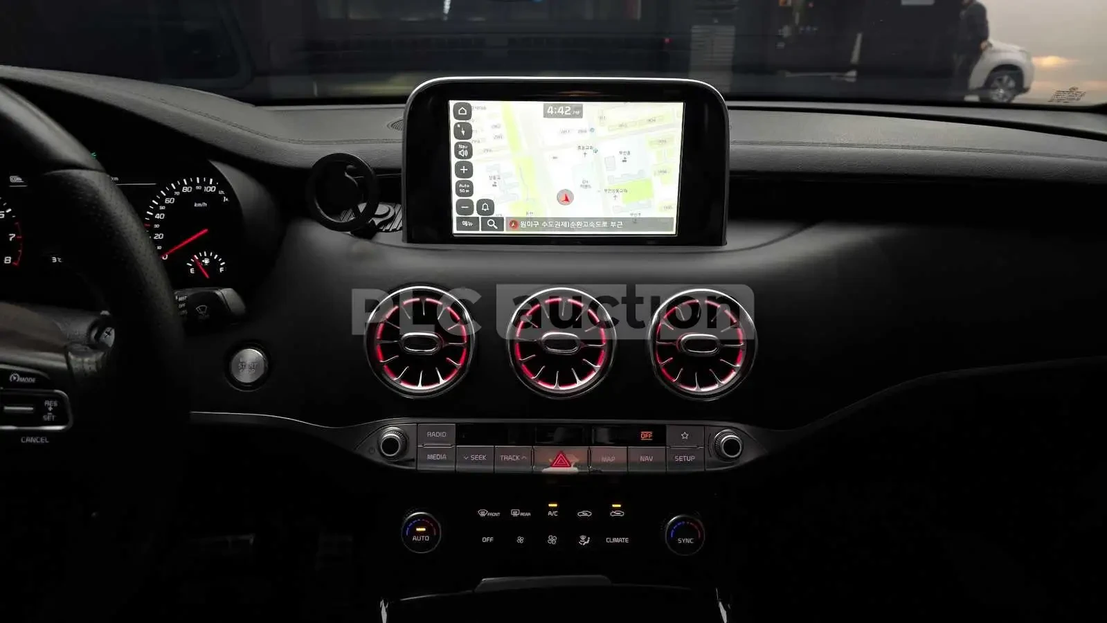 Kia Stinger GT 3.3| HUD| ОБДУХВАНЕ| PANO| DISS| 360, снимка 12 - Автомобили и джипове - 55537698