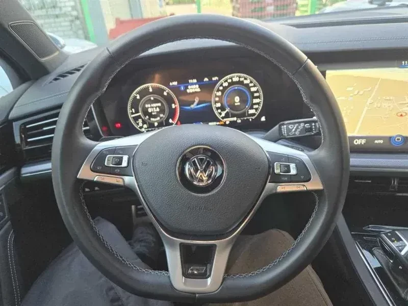 VW Touareg 3.0 TDI R-Line, снимка 8 - Автомобили и джипове - 54785319