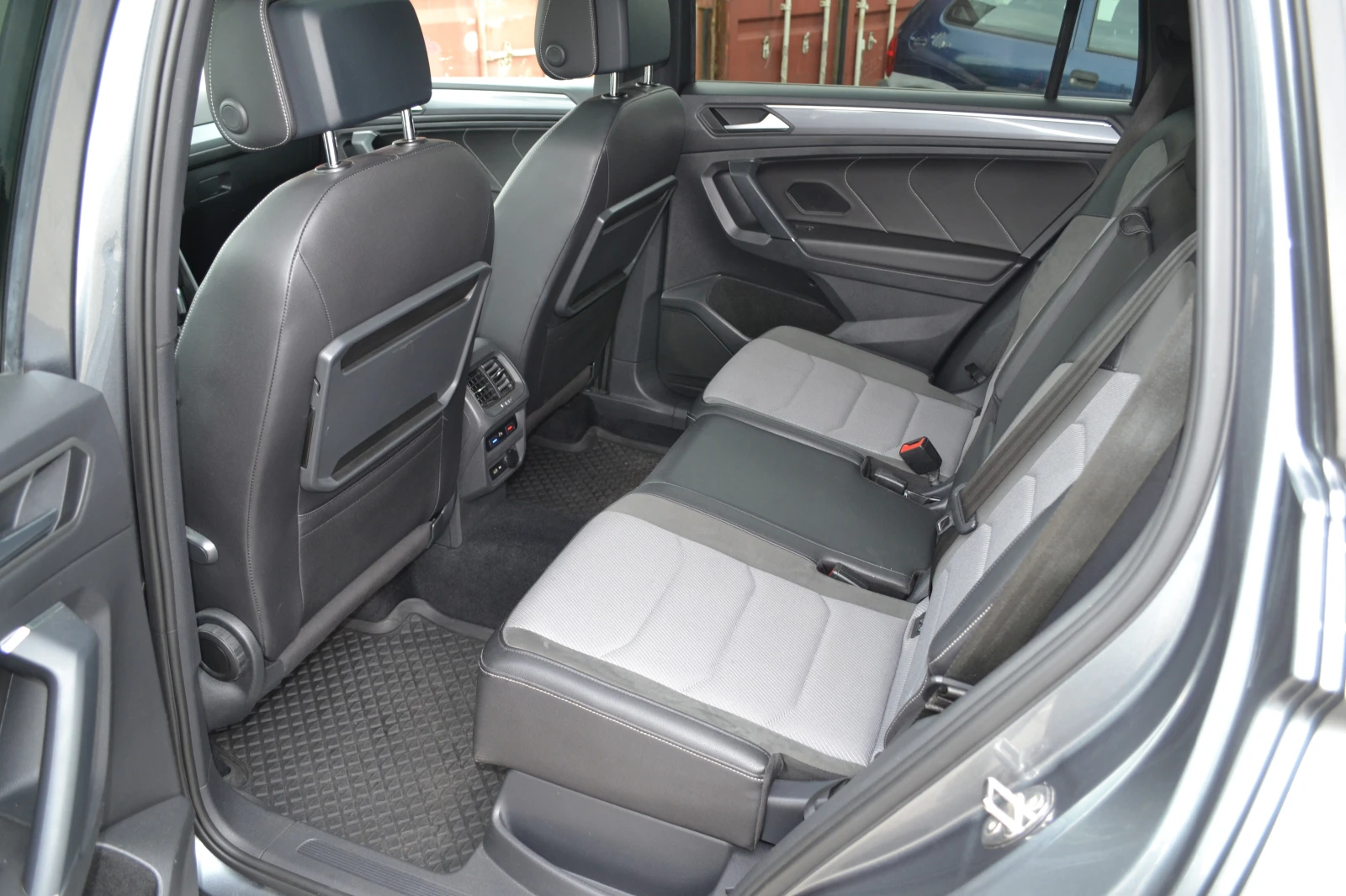 VW Tiguan 2.0TDI R-line 7DSG, снимка 8 - Автомобили и джипове - 54658694