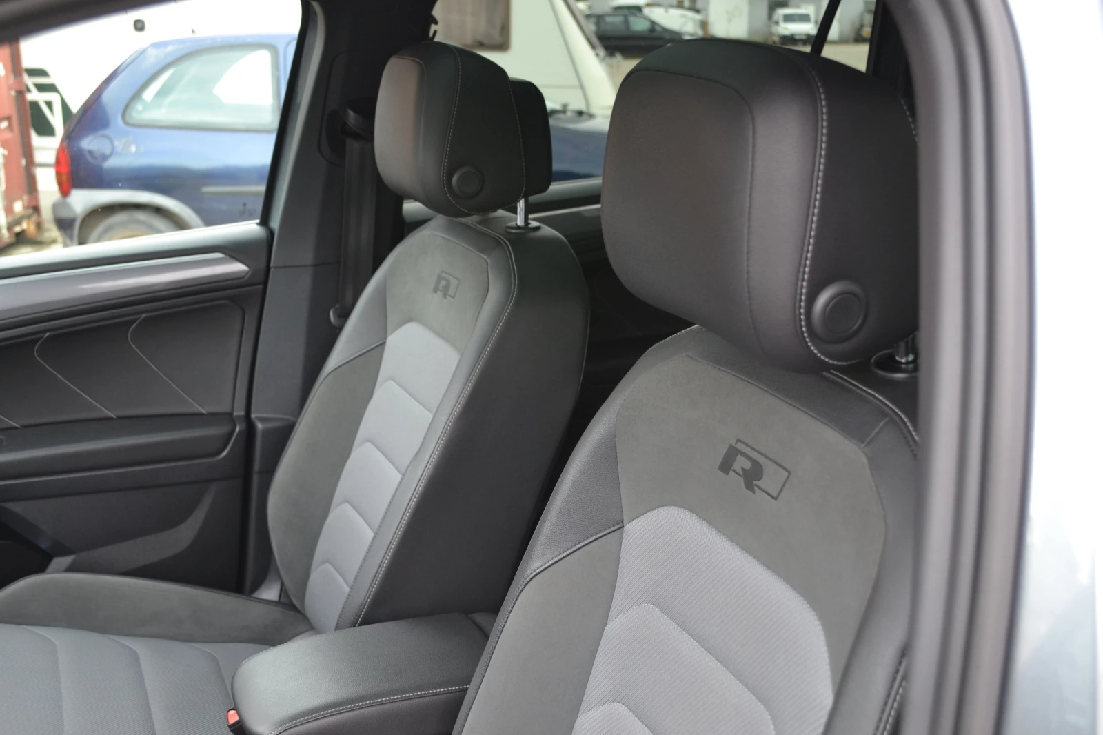 VW Tiguan 2.0TDI R-line 7DSG, снимка 9 - Автомобили и джипове - 54658694