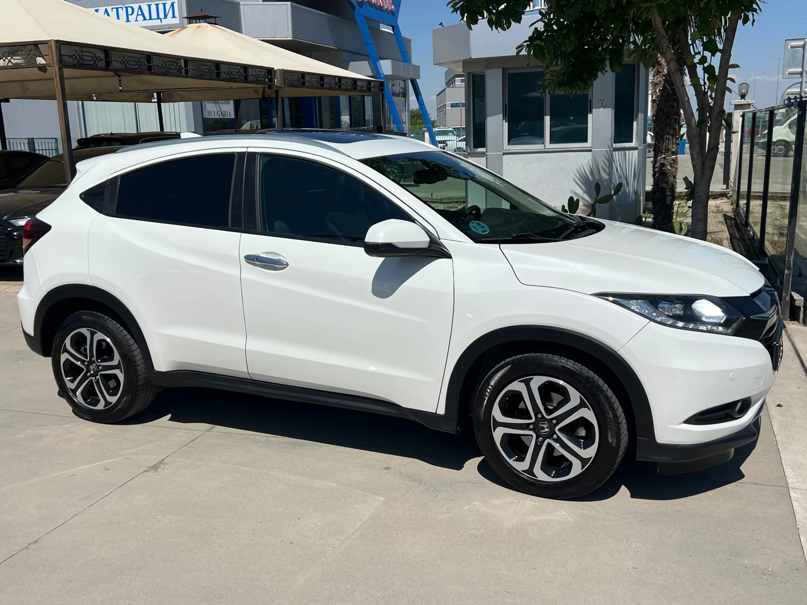 Honda Hr-v 1.5I-VTEC, EXECUTIVE, FULL-KATO HOBA!!!, снимка 4 - Автомобили и джипове - 55531876