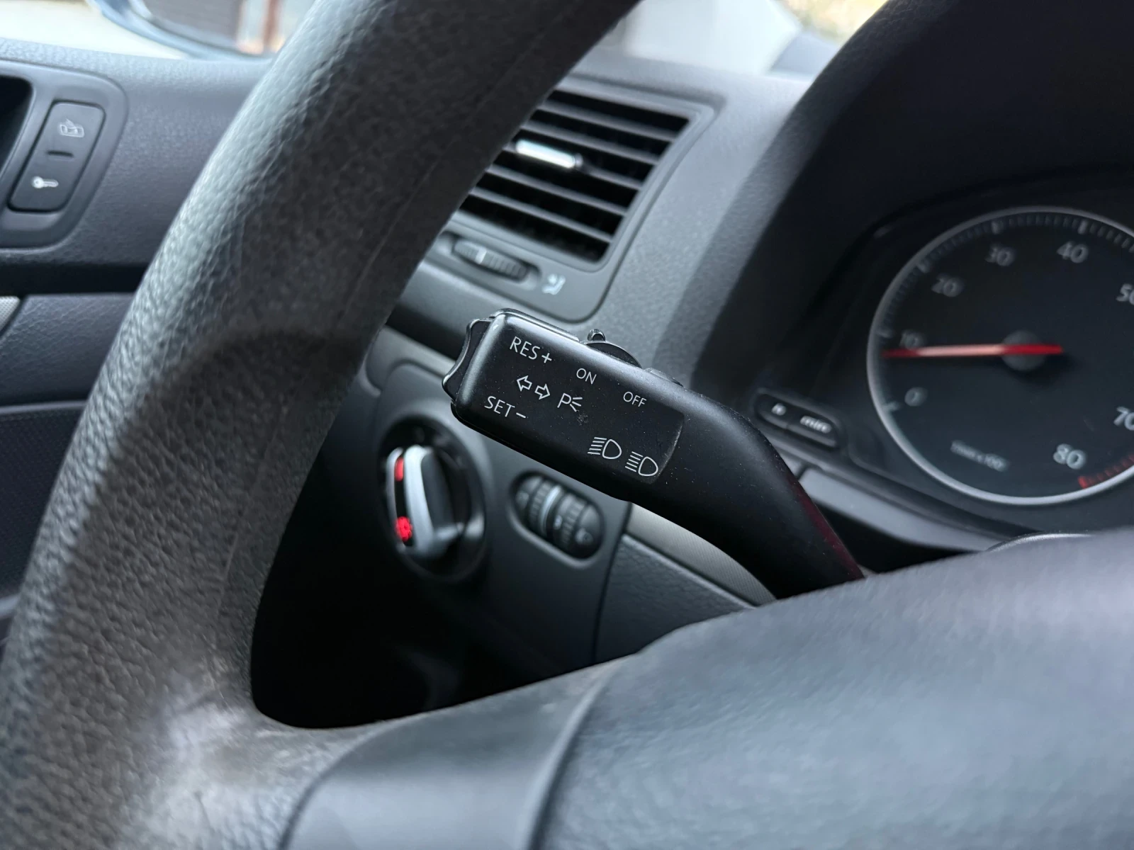 VW Golf 1.6i 102кс Нави Автопилот  - изображение 10