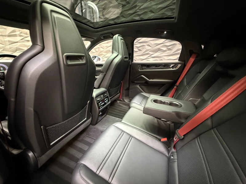 Porsche Cayenne Turbo E-hybrid* Dual display* Pano* Full, снимка 8 - Автомобили и джипове - 50289639