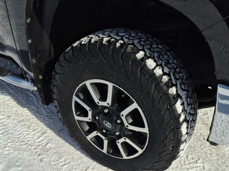 Toyota Tundra * 4WD Double Cab 146" 5.7L SR * CARFAX * , снимка 11 - Автомобили и джипове - 53400080