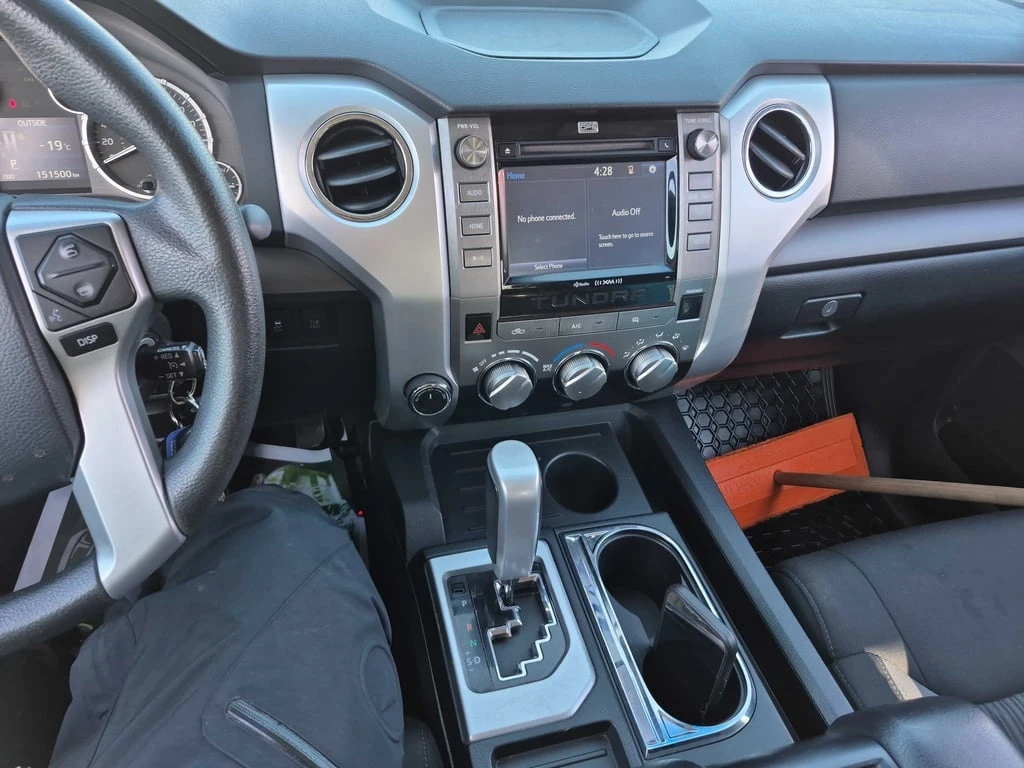 Toyota Tundra * 4WD Double Cab 146" 5.7L SR * CARFAX *  - изображение 8