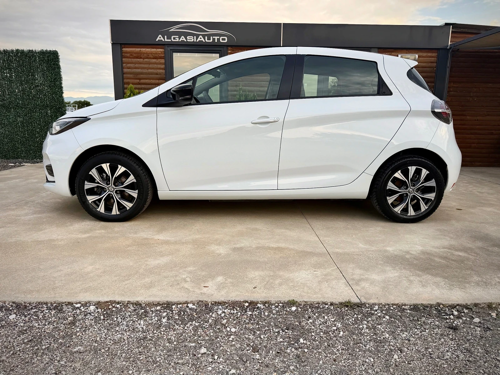 Renault Zoe 52 kWh* CCS* 33000KM* НОВА, снимка 2 - Автомобили и джипове - 55038442
