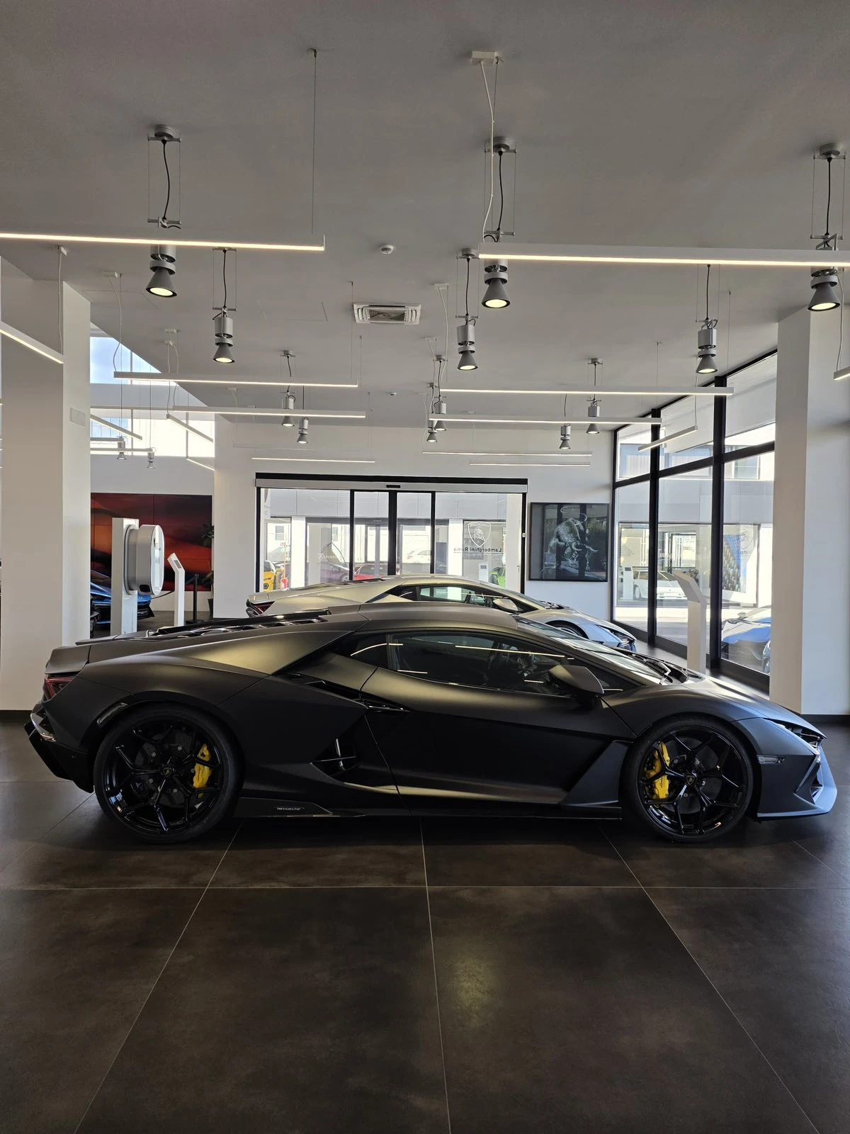 Lamborghini Revuelto V12 NEW, снимка 4 - Автомобили и джипове - 56113674