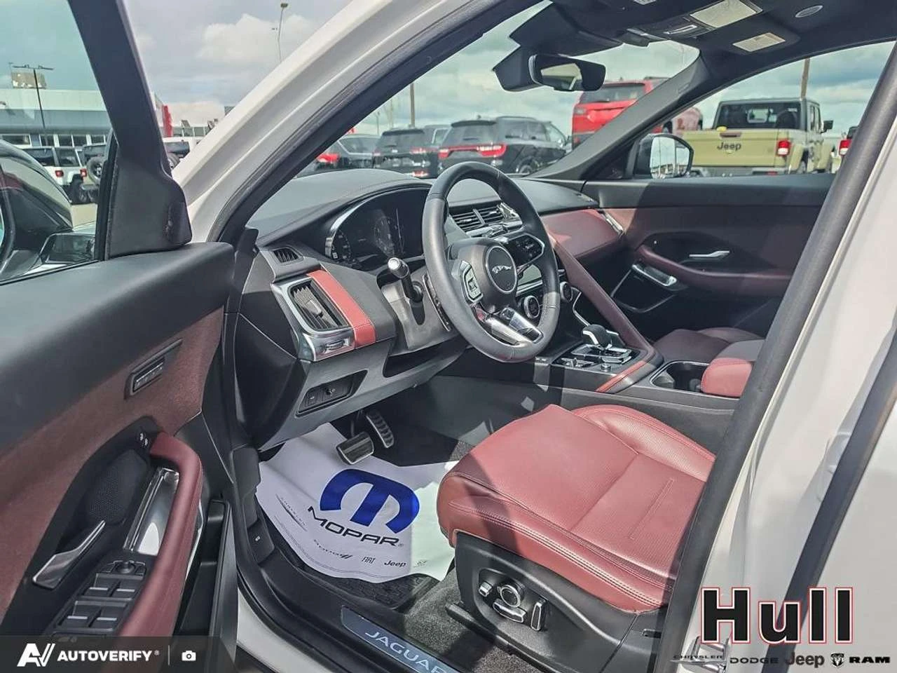 Jaguar E-pace R-Dynamic SE P250 AWD, снимка 13 - Автомобили и джипове - 56540954