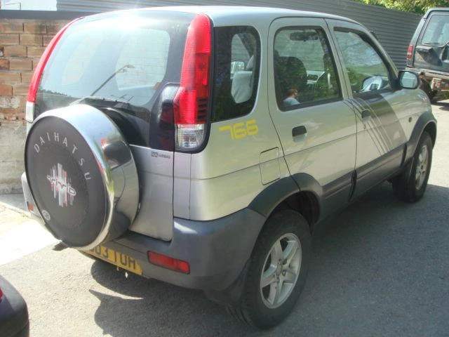 Daihatsu Terios 1.3 4wD, снимка 3 - Автомобили и джипове - 46834536