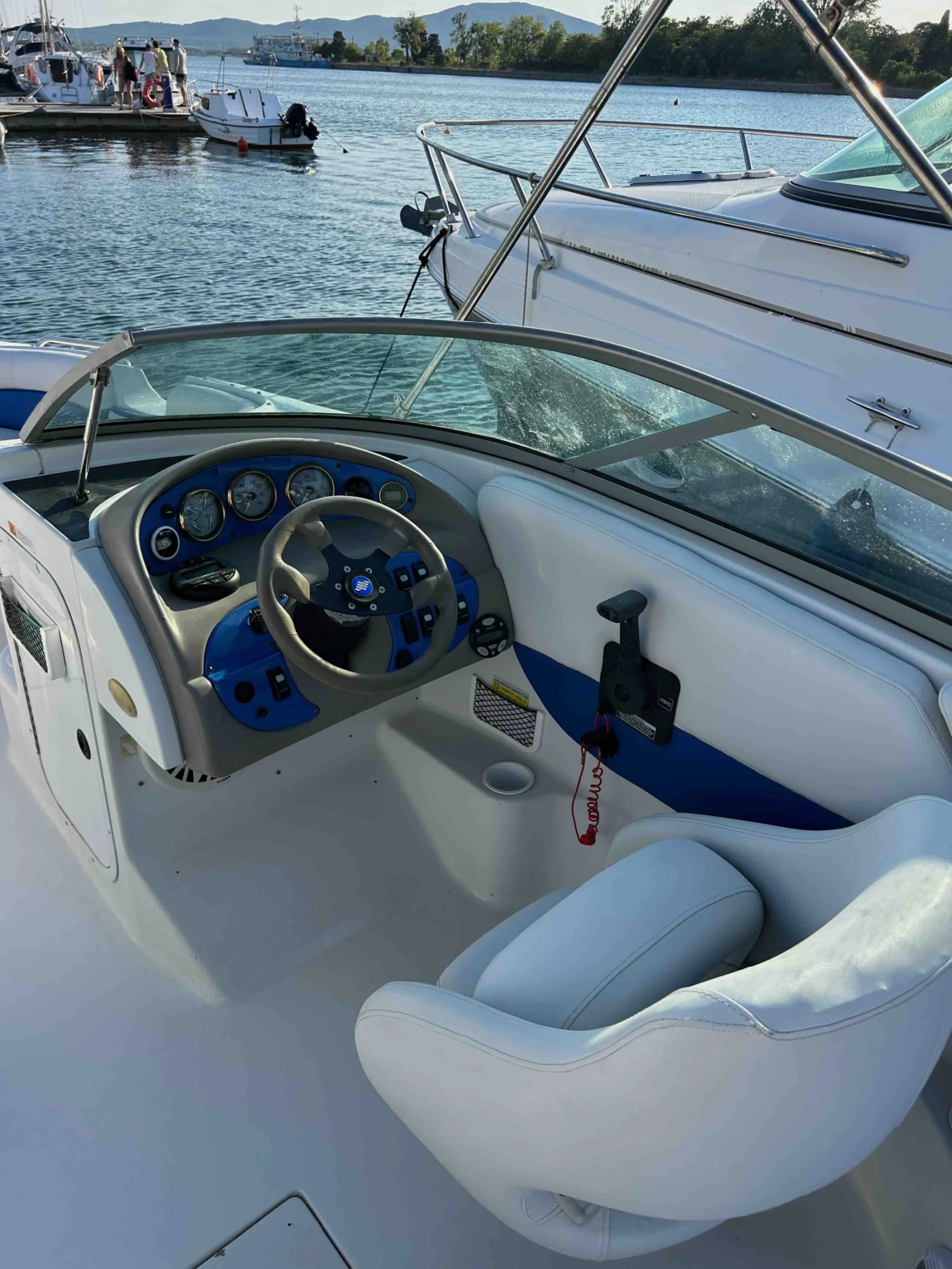 Моторна яхта Four Winns Funship 234 - изображение 8