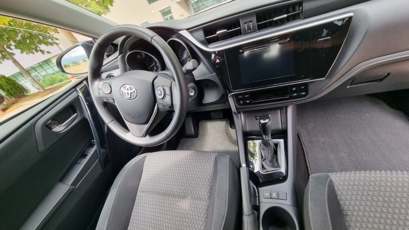 Toyota Auris, снимка 7 - Автомобили и джипове - 47560034