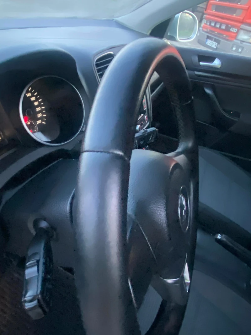 VW Golf 1.6 TDI, снимка 8 - Автомобили и джипове - 52612056