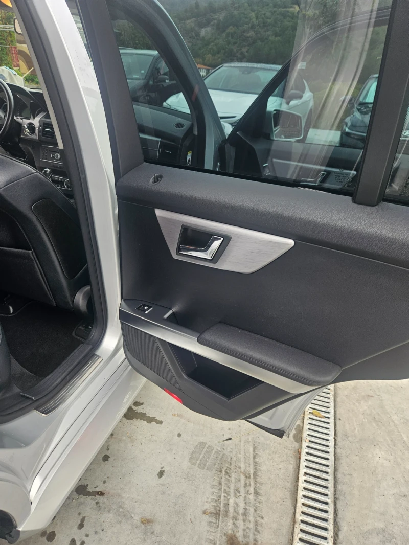 Mercedes-Benz GLK 320, снимка 10 - Автомобили и джипове - 53579941