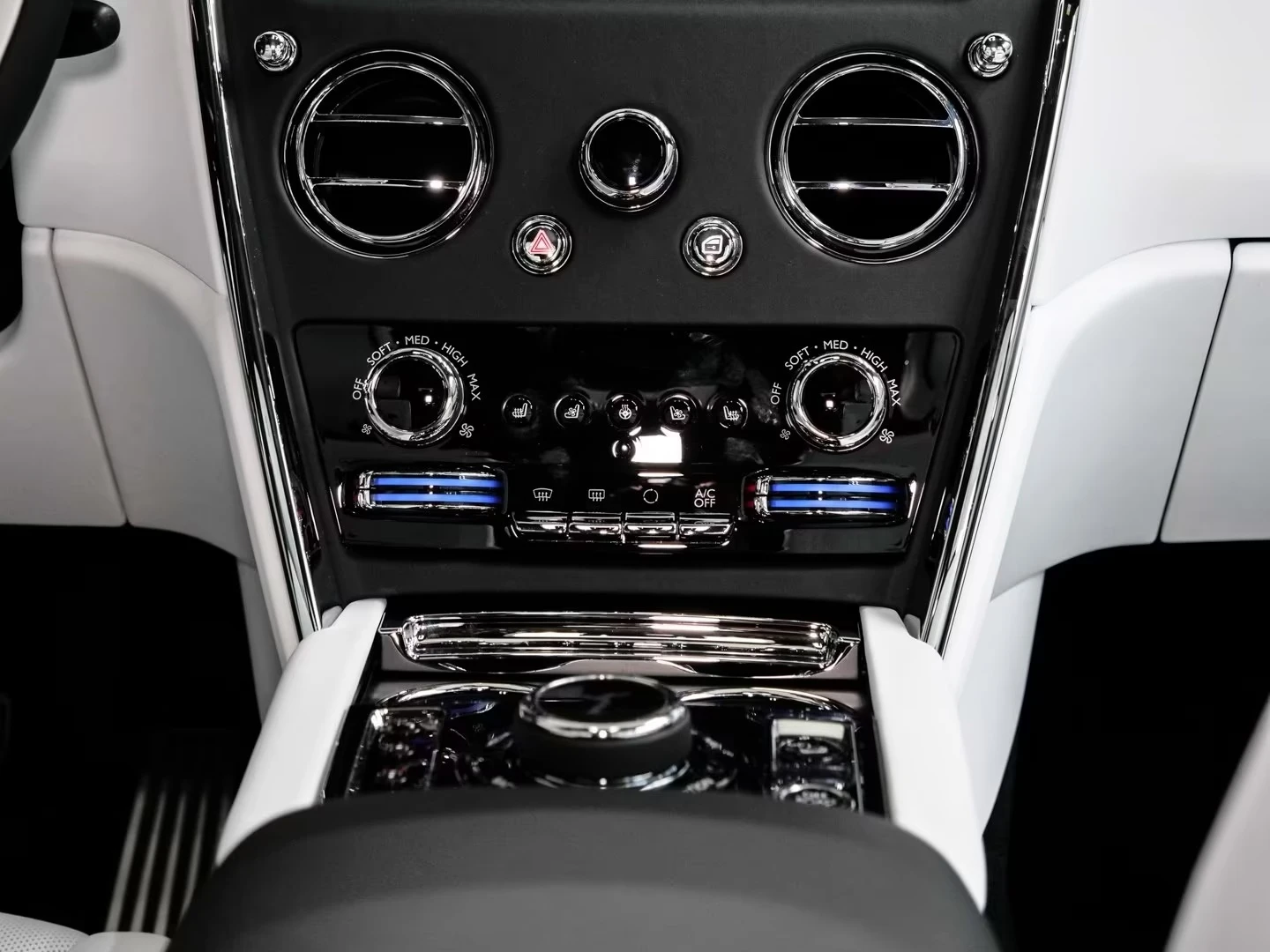 Rolls-Royce Cullinan V12 / BESPOKE / 360 / NIGHT / 4 SEATS / STARLIGHT, снимка 11 - Автомобили и джипове - 54960636