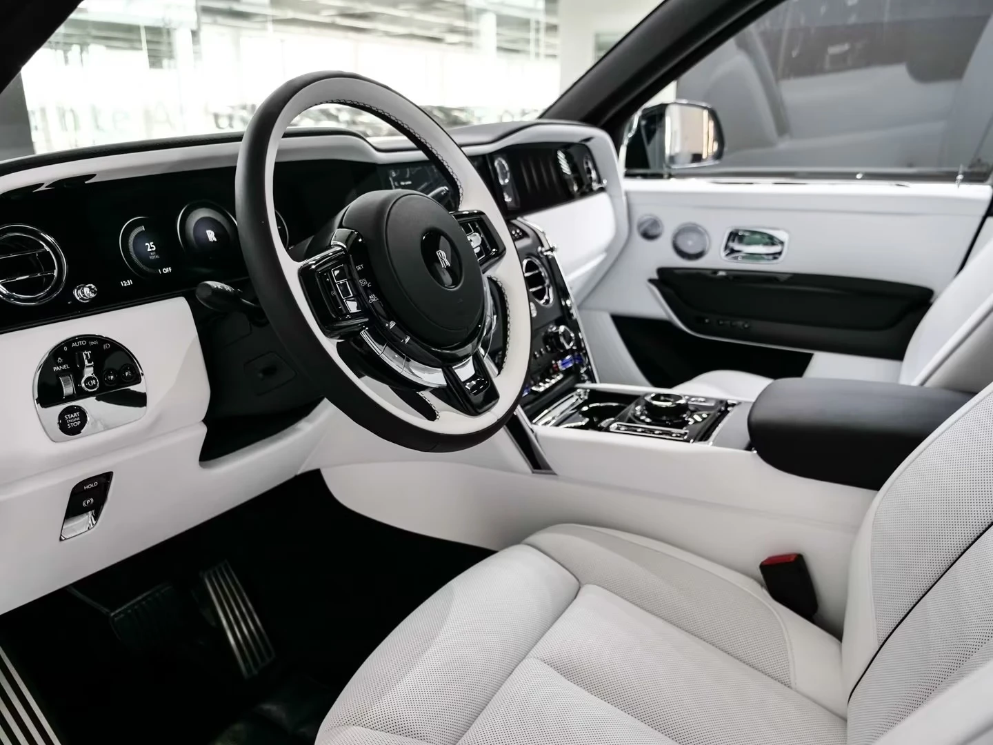 Rolls-Royce Cullinan V12 / BESPOKE / 360 / NIGHT / 4 SEATS / STARLIGHT, снимка 7 - Автомобили и джипове - 54960636