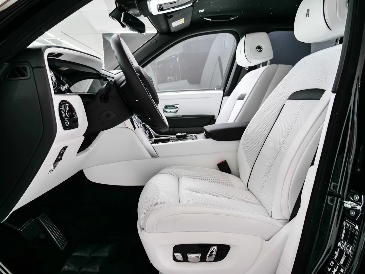 Rolls-Royce Cullinan V12 / BESPOKE / 360 / NIGHT / 4 SEATS / STARLIGHT, снимка 6 - Автомобили и джипове - 54960636
