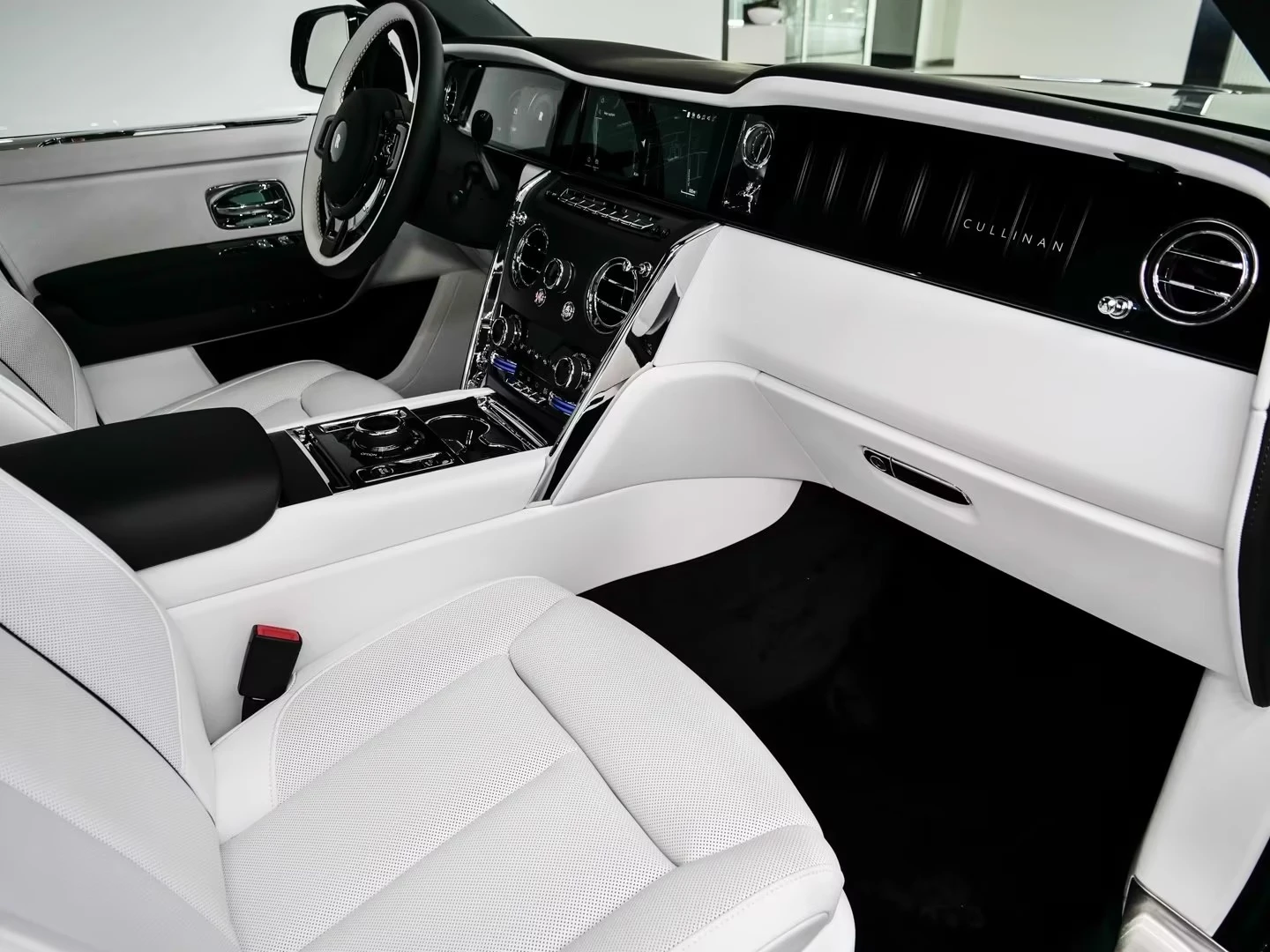Rolls-Royce Cullinan V12 / BESPOKE / 360 / NIGHT / 4 SEATS / STARLIGHT, снимка 13 - Автомобили и джипове - 54960636