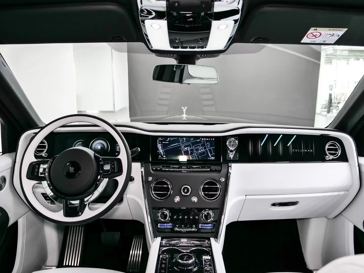Rolls-Royce Cullinan V12 / BESPOKE / 360 / NIGHT / 4 SEATS / STARLIGHT, снимка 9 - Автомобили и джипове - 54960636