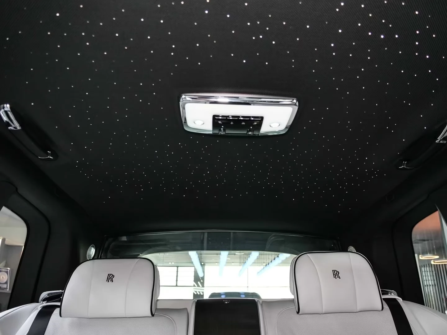 Rolls-Royce Cullinan V12 / BESPOKE / 360 / NIGHT / 4 SEATS / STARLIGHT, снимка 14 - Автомобили и джипове - 54960636