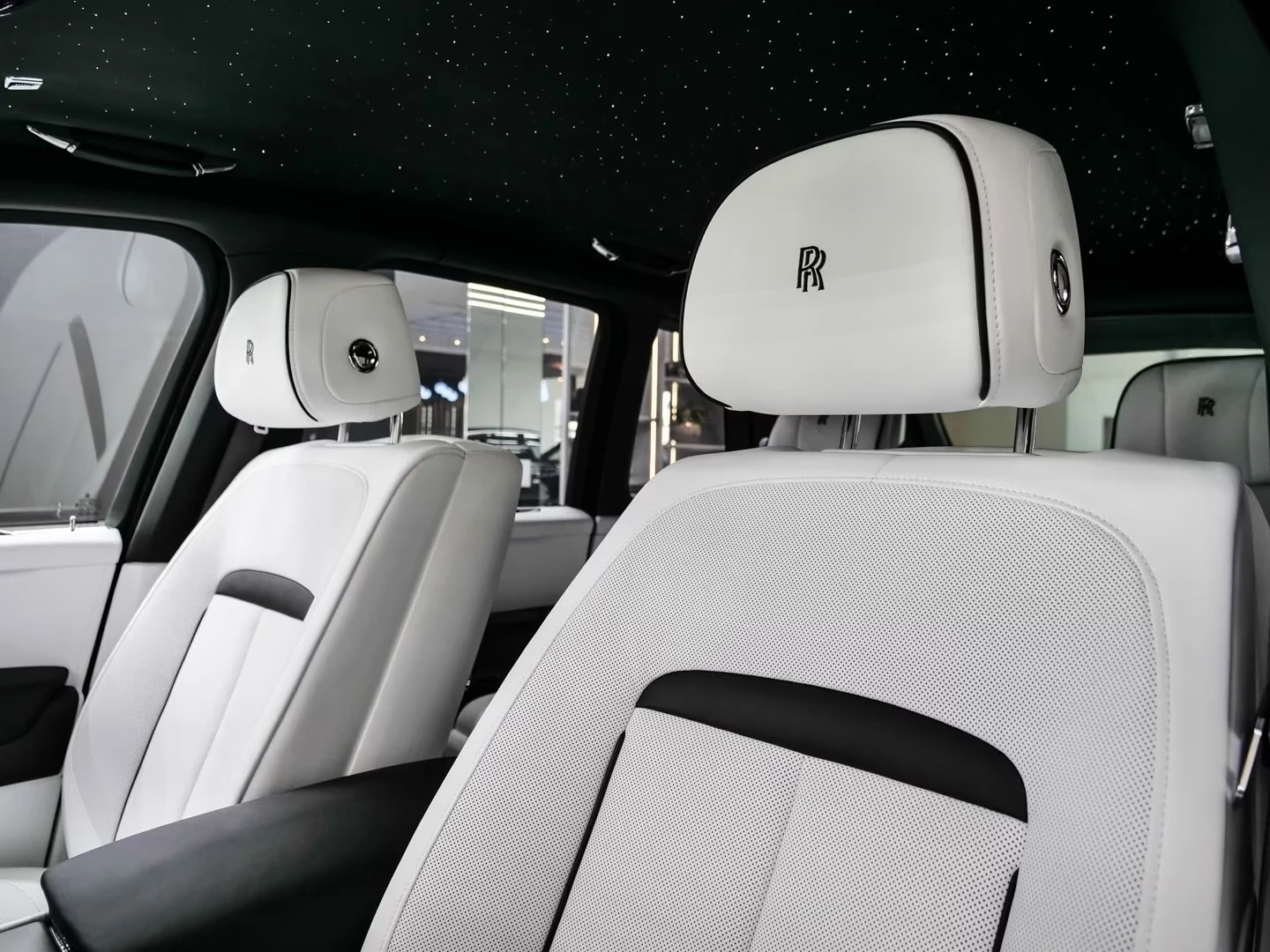 Rolls-Royce Cullinan V12 / BESPOKE / 360 / NIGHT / 4 SEATS / STARLIGHT, снимка 8 - Автомобили и джипове - 54960636